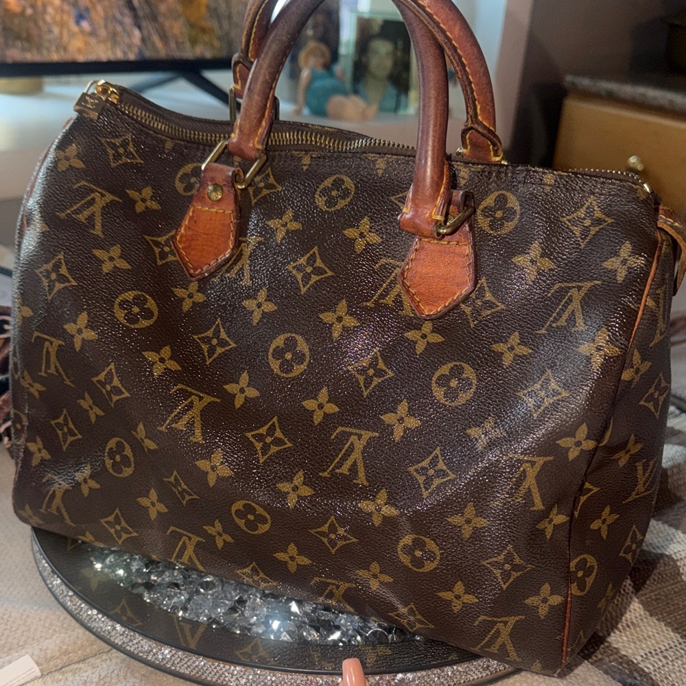 Louis Vuitton 💯. vintage Speedy Monogram Satchel